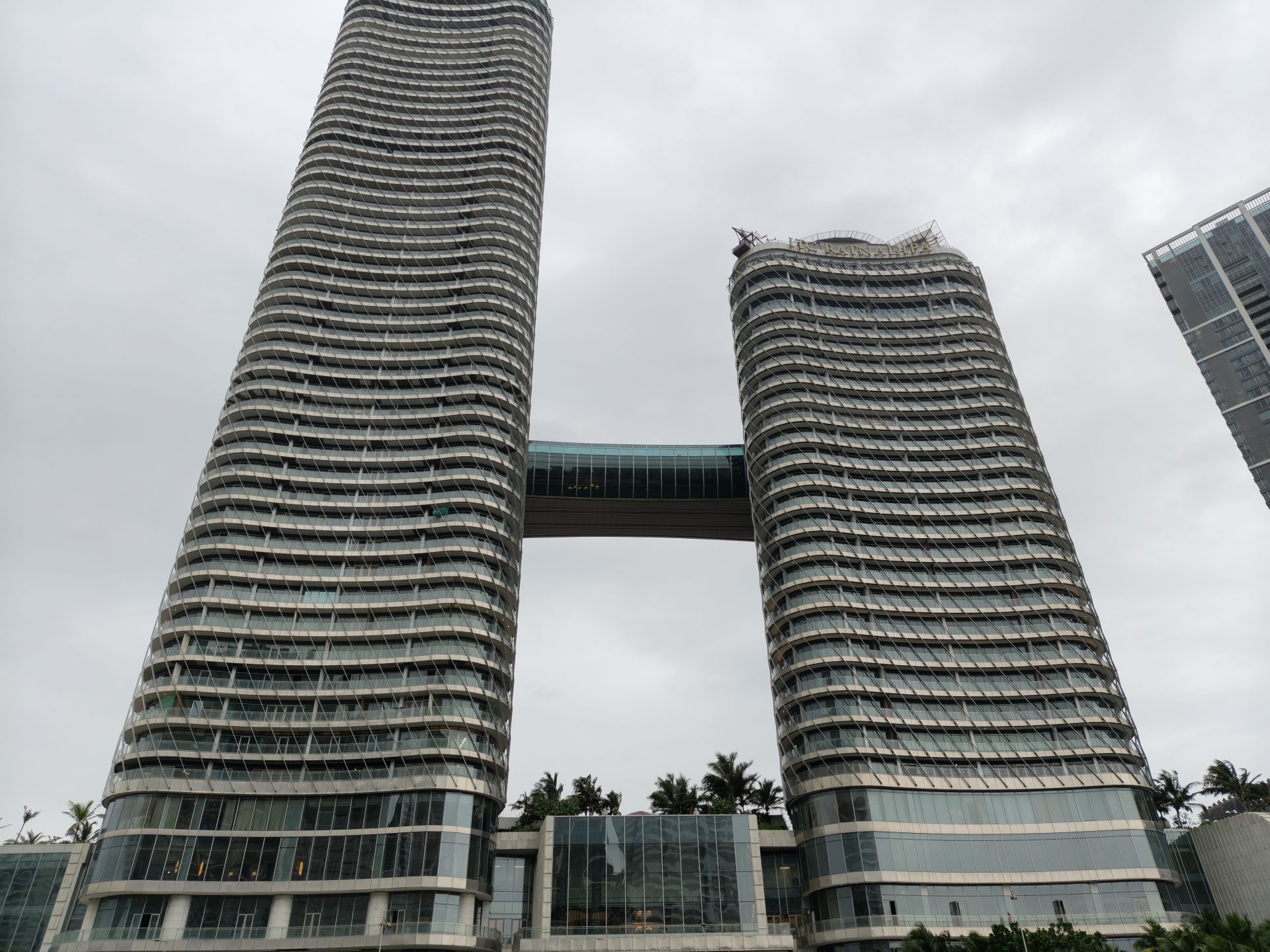 Обзор Oppo Reno15 Pro и Reno15 Pro Max: сравнение и цены в России картинка Смартфон Oppo Reno15 Pro выносливый | DGL.RU