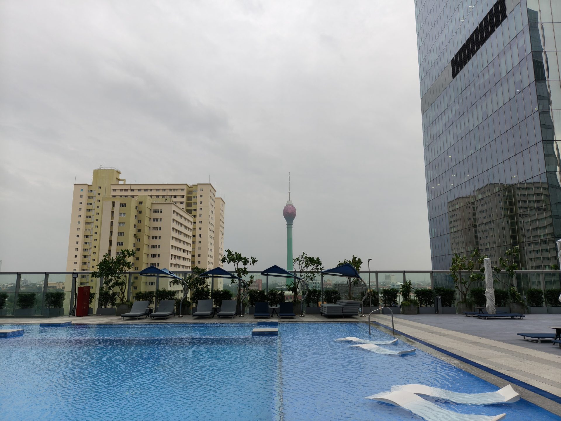 Обзор Oppo Reno15 Pro и Reno15 Pro Max: сравнение и цены в России картинка Смартфон Oppo Reno15 Pro выносливый | DGL.RU