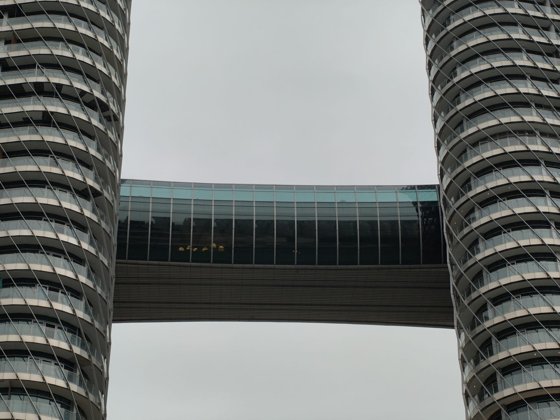 Обзор Oppo Reno15 Pro и Reno15 Pro Max: сравнение и цены в России картинка Смартфон Oppo Reno15 Pro выносливый | DGL.RU