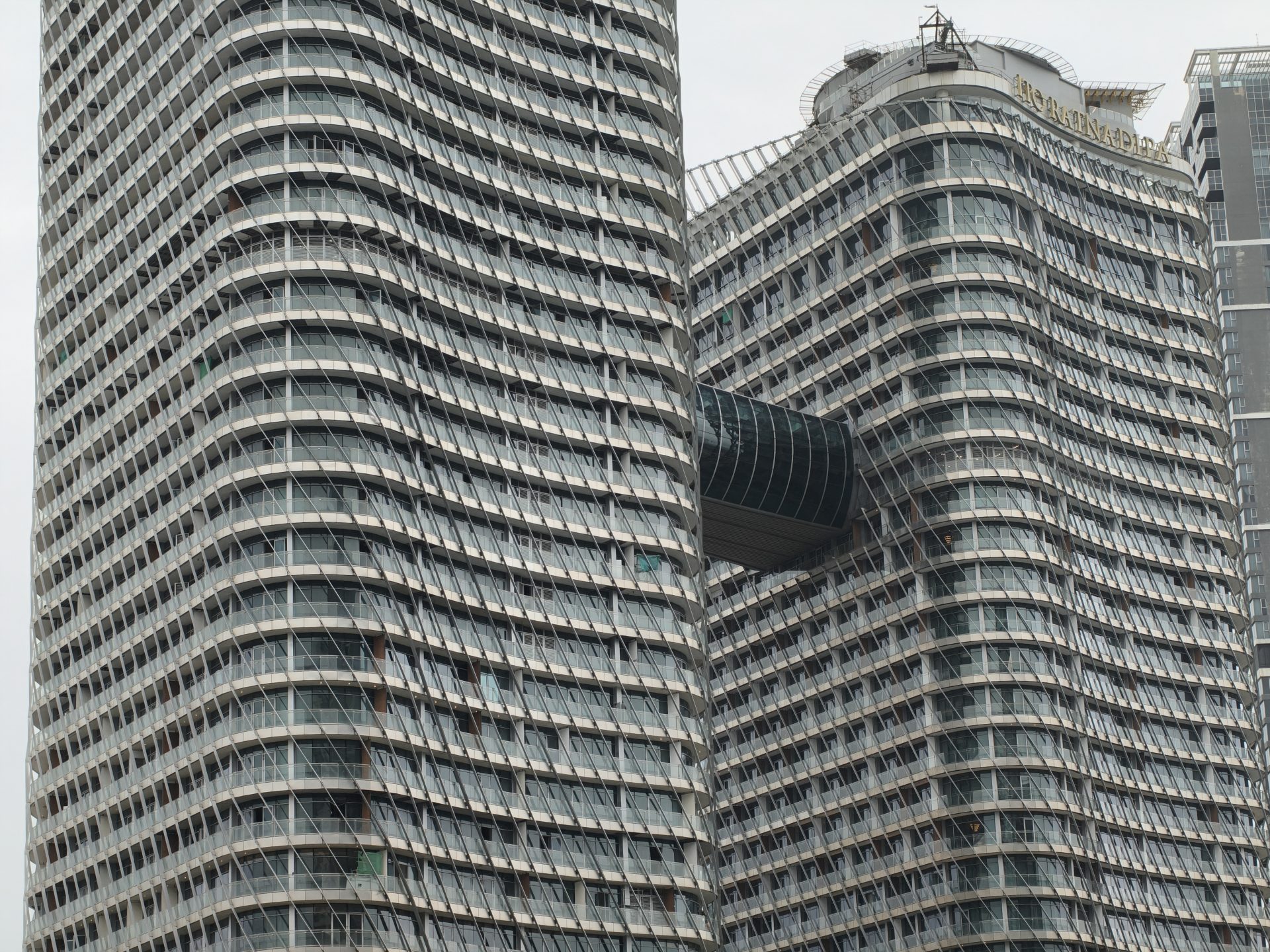 Обзор Oppo Reno15 Pro и Reno15 Pro Max: сравнение и цены в России картинка Смартфон Oppo Reno15 Pro выносливый | DGL.RU