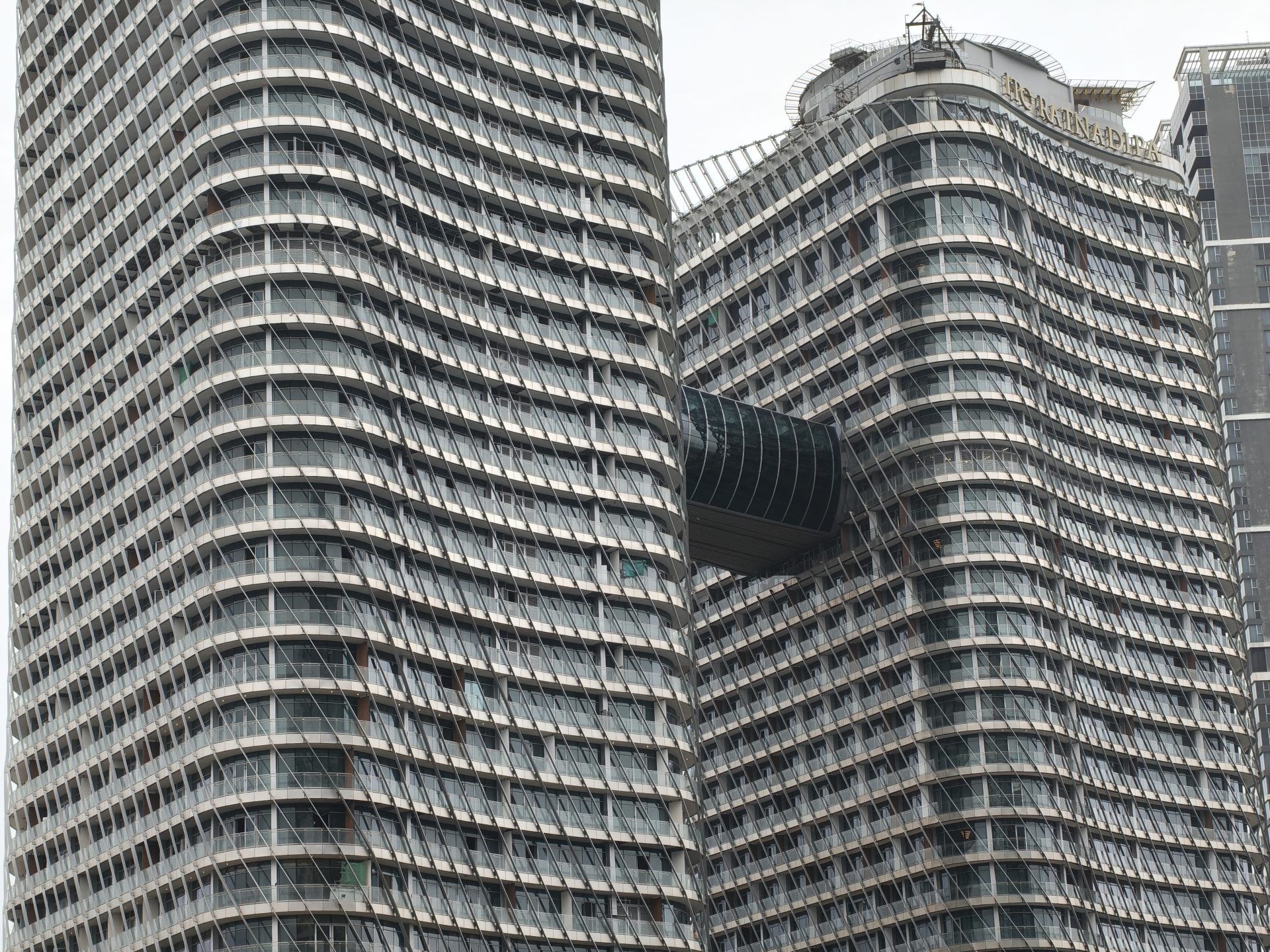 Обзор Oppo Reno15 Pro и Reno15 Pro Max: сравнение и цены в России картинка Смартфон Oppo Reno15 Pro выносливый | DGL.RU