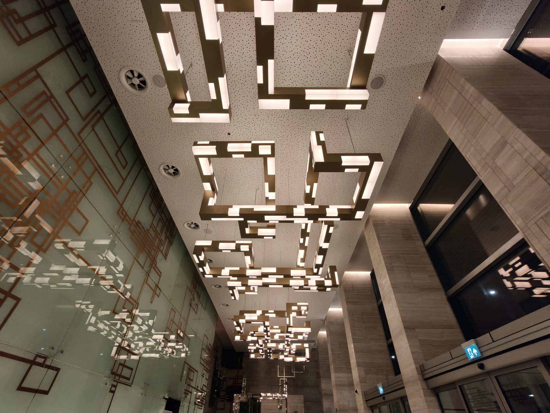 Обзор Oppo Reno15 Pro и Reno15 Pro Max: сравнение и цены в России картинка Смартфон Oppo Reno15 Pro выносливый | DGL.RU