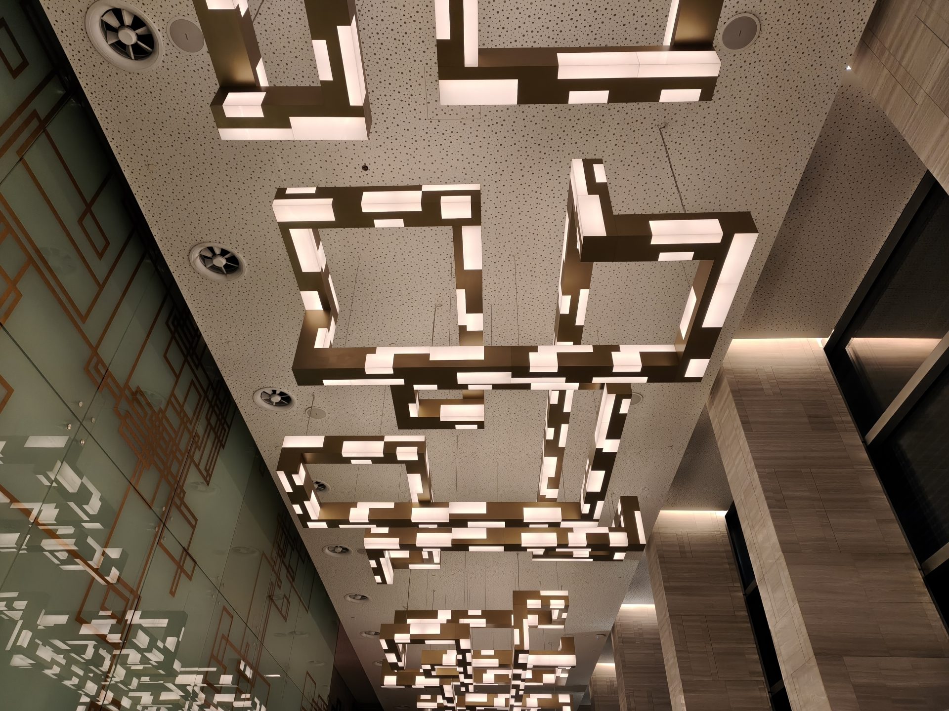 Обзор Oppo Reno15 Pro и Reno15 Pro Max: сравнение и цены в России картинка Смартфон Oppo Reno15 Pro выносливый | DGL.RU