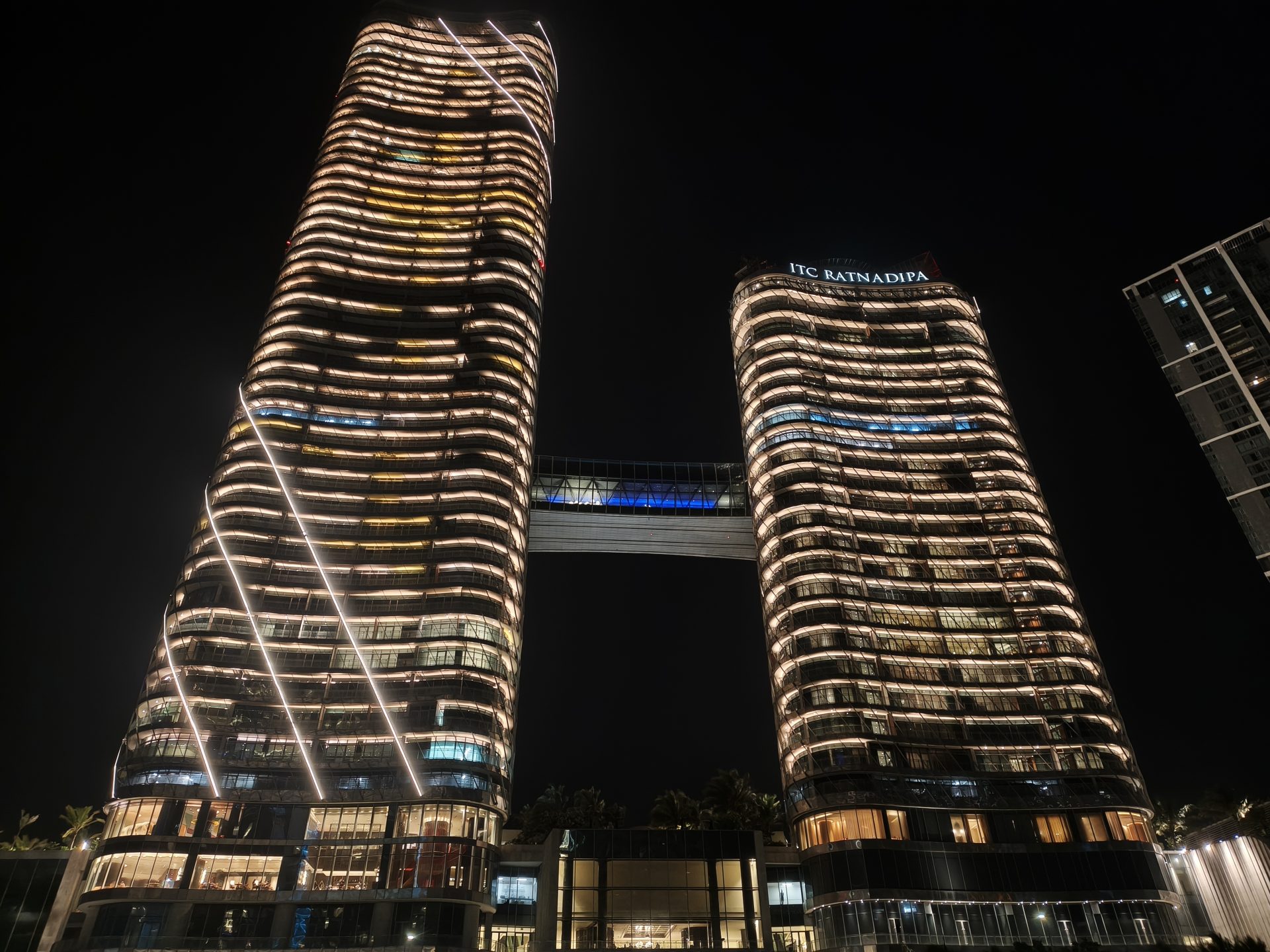 Обзор Oppo Reno15 Pro и Reno15 Pro Max: сравнение и цены в России картинка Смартфон Oppo Reno15 Pro выносливый | DGL.RU