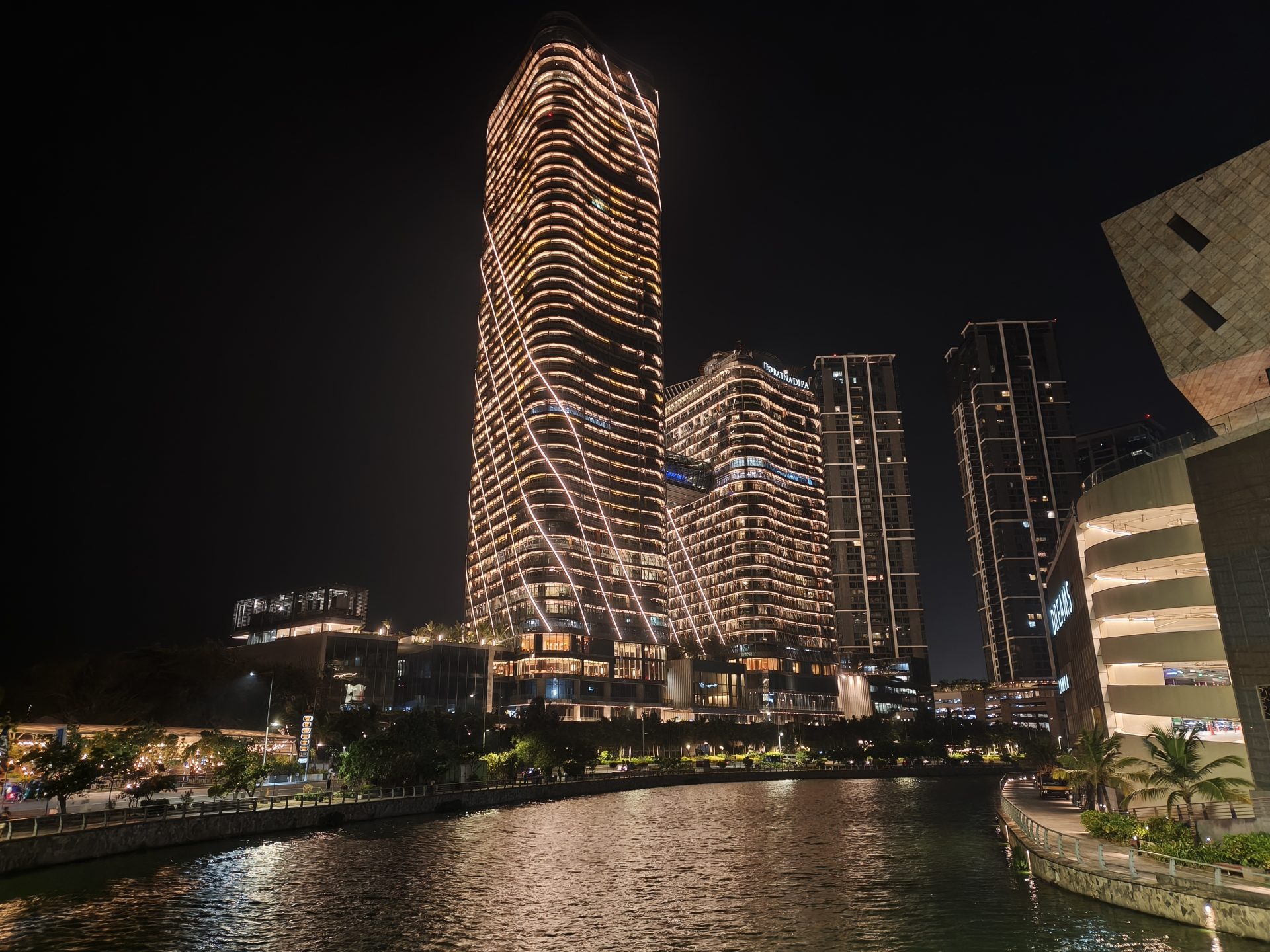 Обзор Oppo Reno15 Pro и Reno15 Pro Max: сравнение и цены в России картинка Смартфон Oppo Reno15 Pro выносливый | DGL.RU