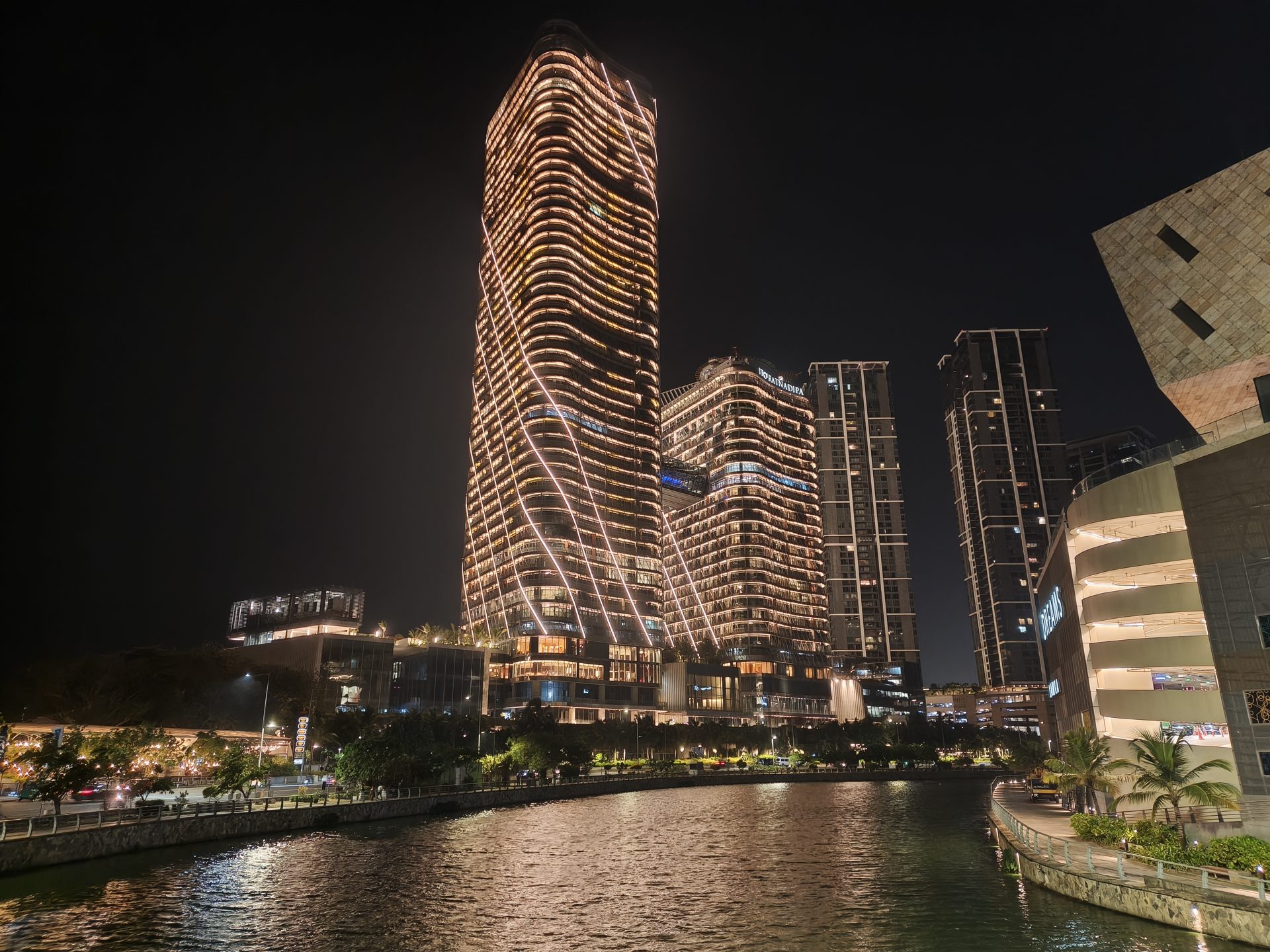 Обзор Oppo Reno15 Pro и Reno15 Pro Max: сравнение и цены в России картинка Смартфон Oppo Reno15 Pro выносливый | DGL.RU