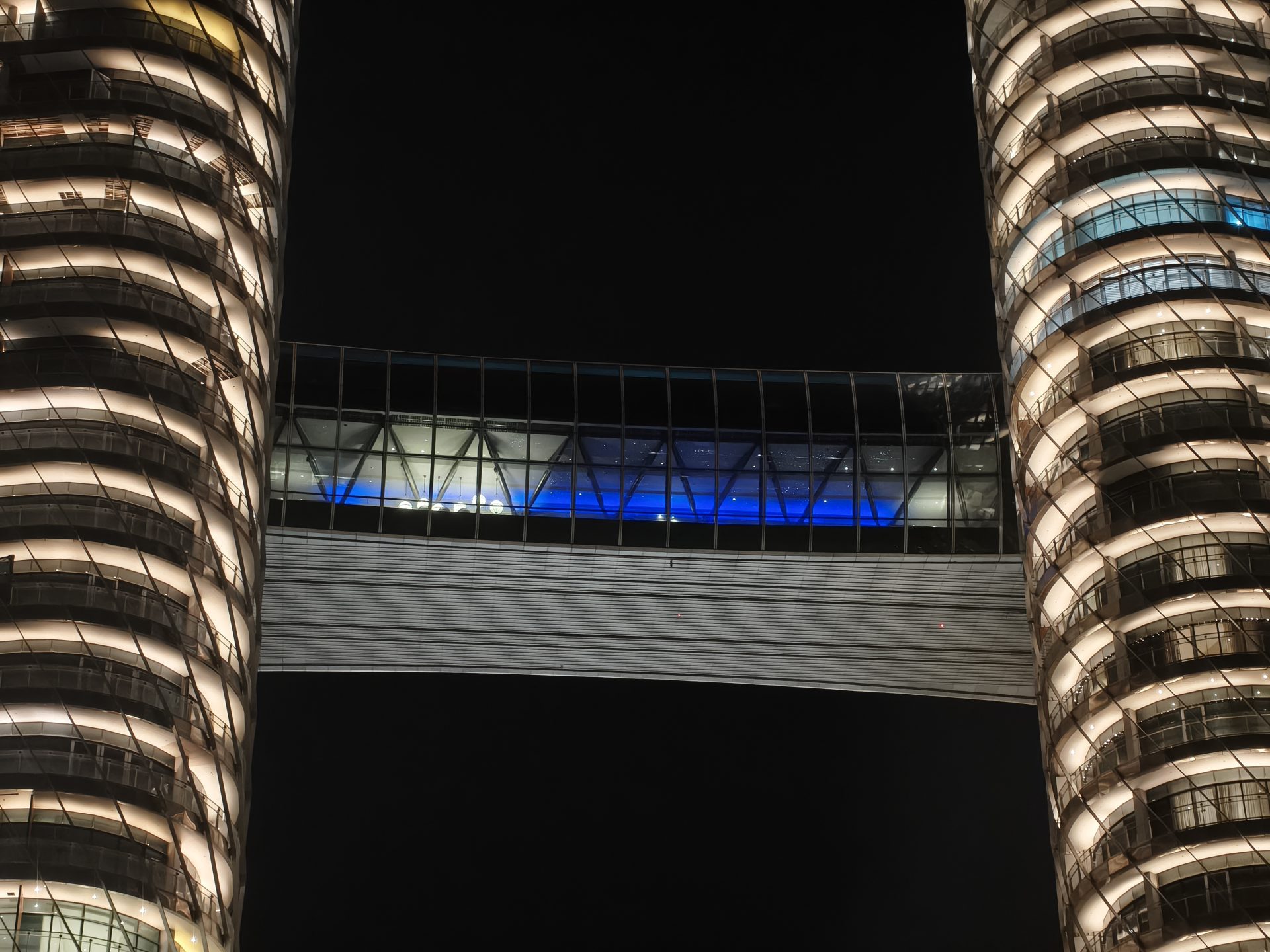 Обзор Oppo Reno15 Pro и Reno15 Pro Max: сравнение и цены в России картинка Смартфон Oppo Reno15 Pro выносливый | DGL.RU