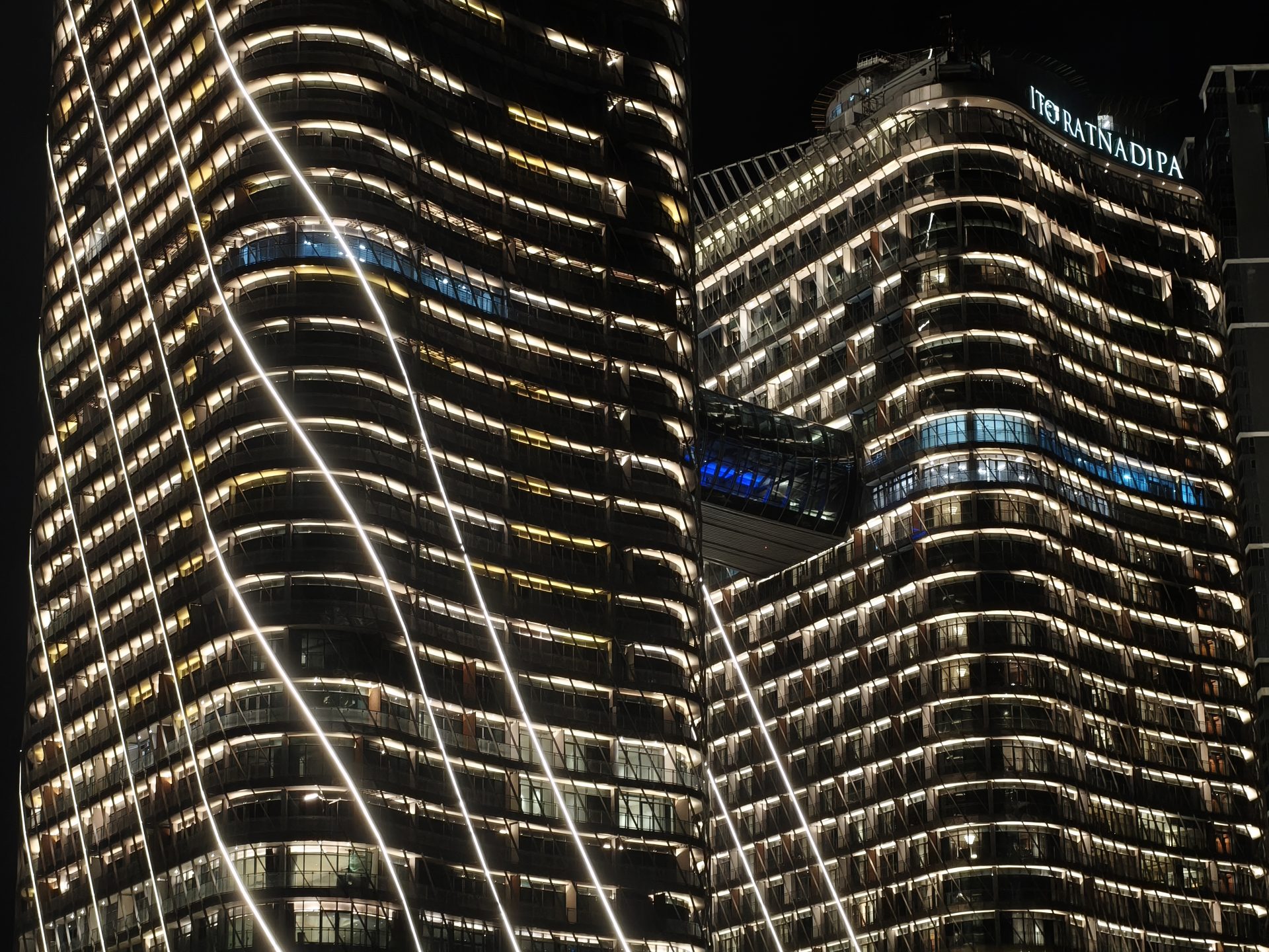 Обзор Oppo Reno15 Pro и Reno15 Pro Max: сравнение и цены в России картинка Смартфон Oppo Reno15 Pro выносливый | DGL.RU