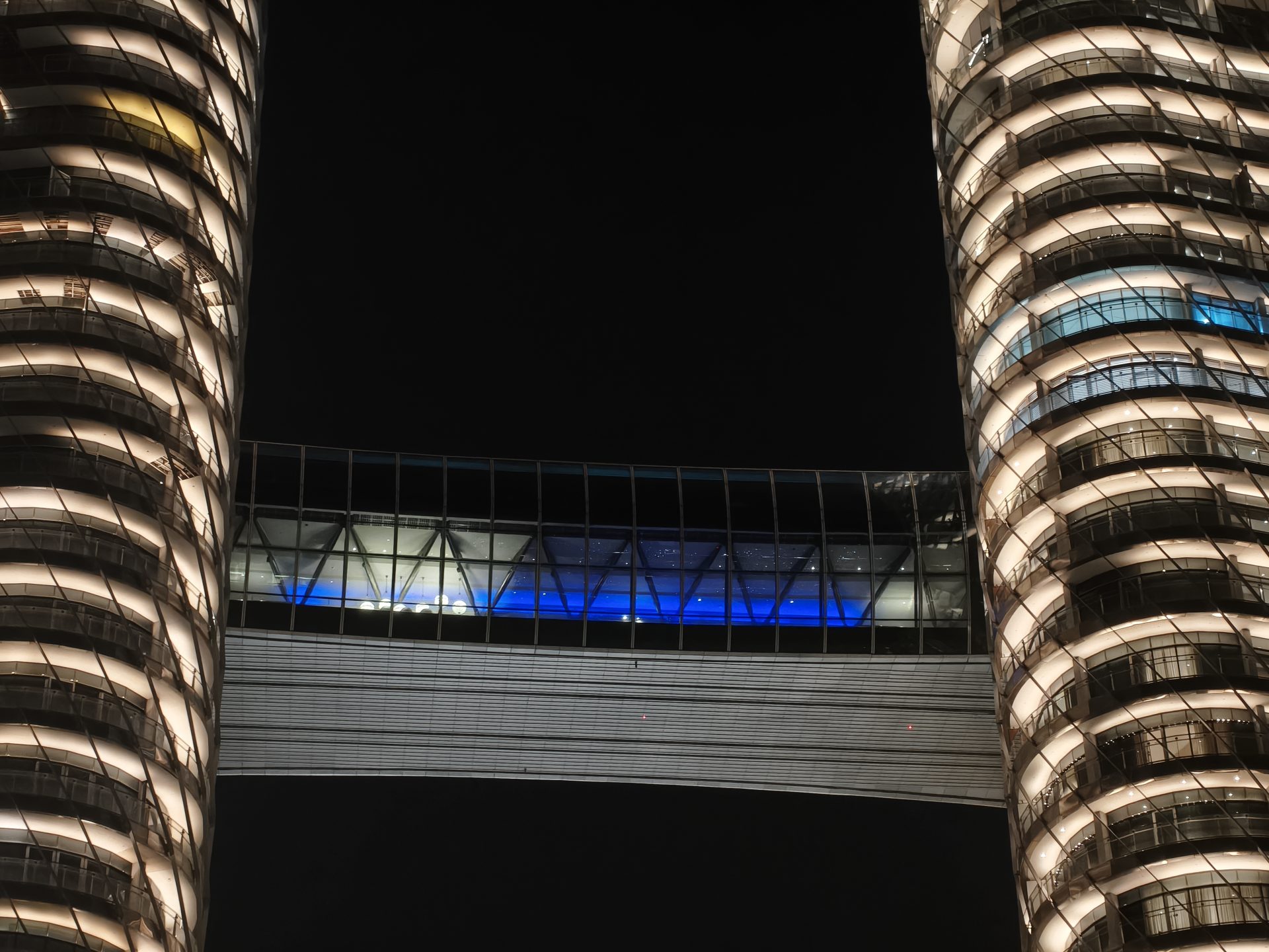 Обзор Oppo Reno15 Pro и Reno15 Pro Max: сравнение и цены в России картинка Смартфон Oppo Reno15 Pro выносливый | DGL.RU