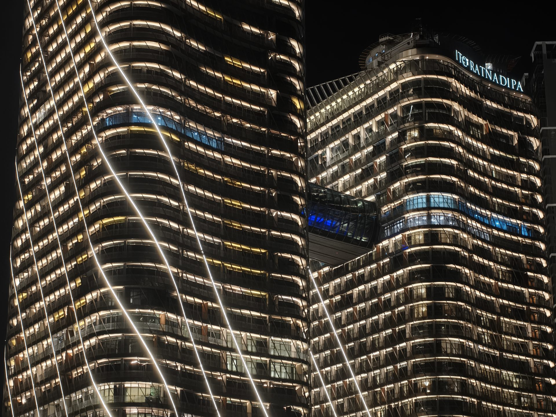 Обзор Oppo Reno15 Pro и Reno15 Pro Max: сравнение и цены в России картинка Смартфон Oppo Reno15 Pro выносливый | DGL.RU