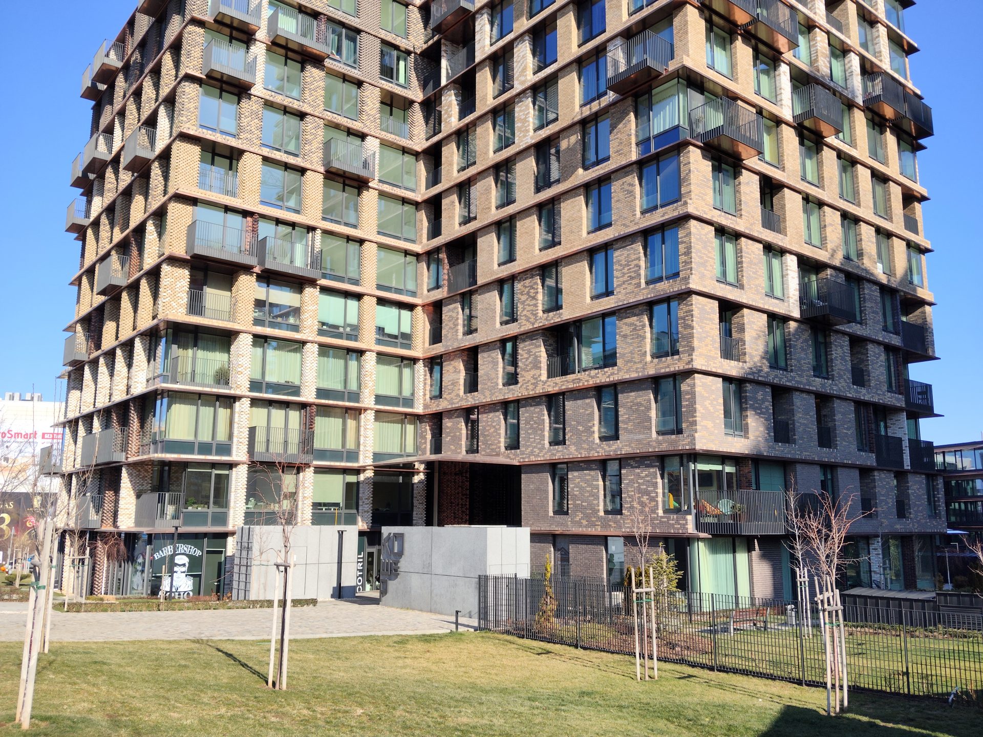 Обзор Poco M8 5G: максимум за свои деньги картинка Смартфон Poco M8 — ставка на экран и баланс | DGL.RU