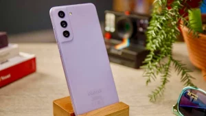 Смартфон Samsung Galaxy S21 FE получил Android 16, но это лишь напомнило о главной беде современных гаджетов