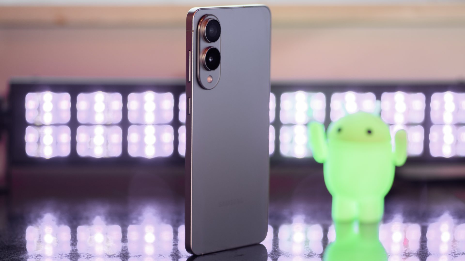 Смартфон Samsung Galaxy S25 Edge: необычная модель остается в строю и не собирается на покой