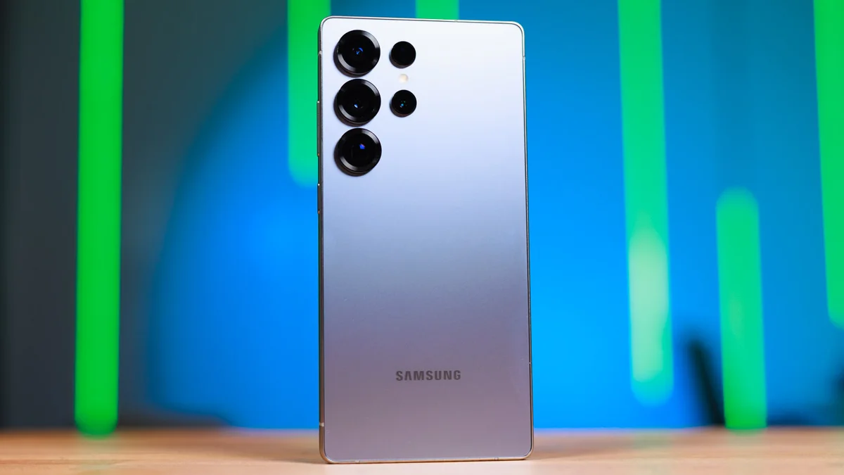 Смартфон Samsung Galaxy S25 Ultra спустя год: почему этот титановый гаджет не кажется старым