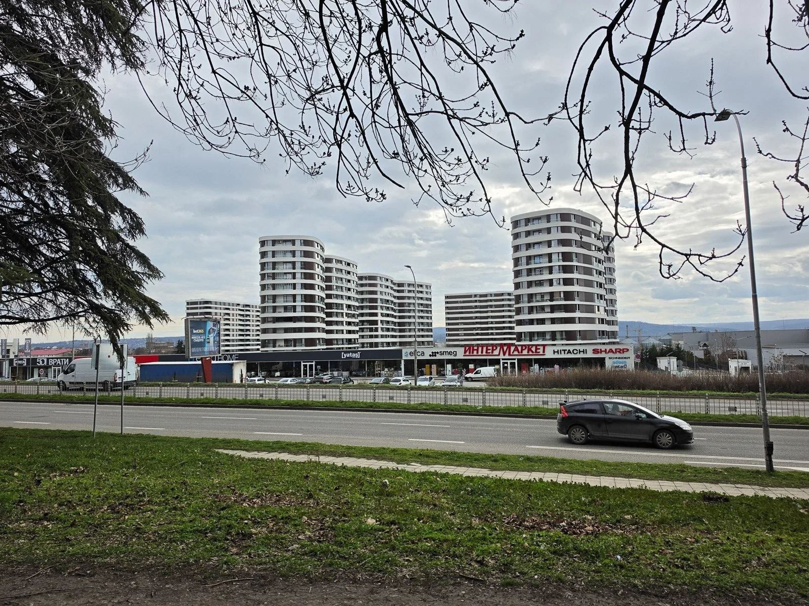 Смартфон Samsung Galaxy S26 Ultra против S25 Ultra: сравнение камер и цены в России картинка Смартфон Galaxy S26 Ultra и S25 Ultra: сравнение | DGL.RU