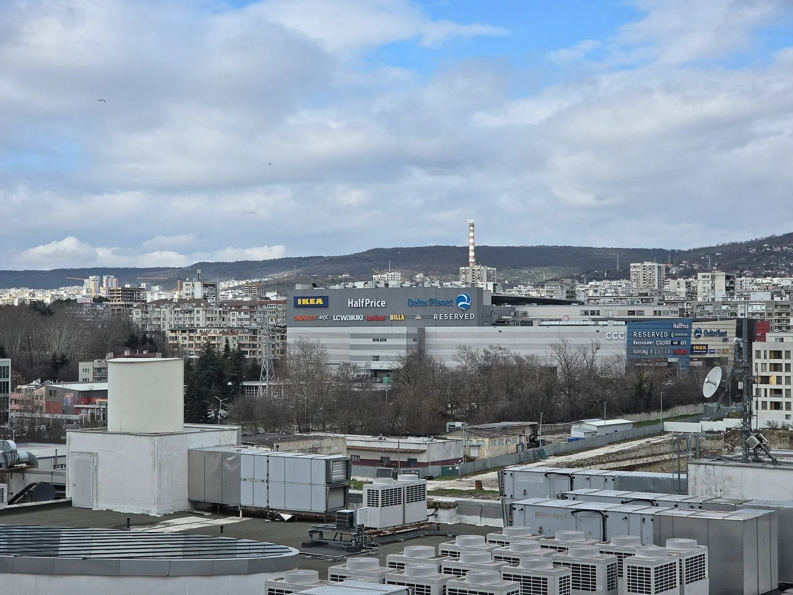 Смартфон Samsung Galaxy S26 Ultra против S25 Ultra: сравнение камер и цены в России картинка Смартфон Galaxy S26 Ultra и S25 Ultra: сравнение | DGL.RU