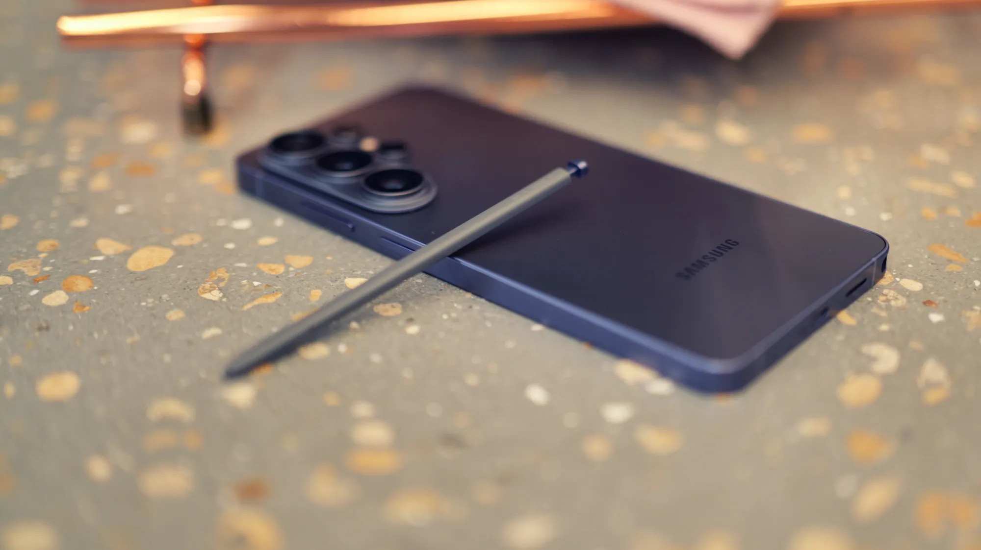 Смартфон Samsung Galaxy S26 Ultra: проверяем в деле экран-невидимку, который скрывает ваши секреты от любопытных глаз картинка Смартфон Galaxy S26 Ultra и Privacy Display | DGL.RU