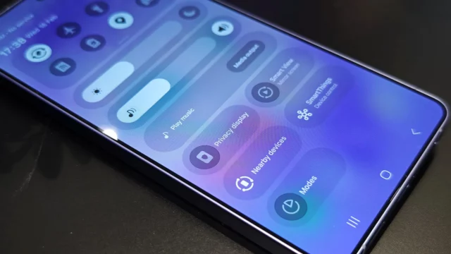 Смартфон Samsung Galaxy S26 Ultra проверяем в деле экран-невидимку, который скрывает ваши секреты от любопытных глаз (2) Смартфон Galaxy S26 Ultra и Privacy Display | DGL.RU