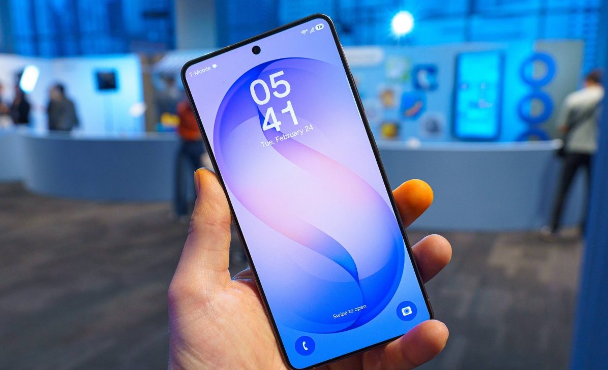 Обзор Samsung Galaxy S26 Ultra, S26 Plus и S26: сравнение и цены в России картинка Смартфон Samsung Galaxy S26 Ultra: ставка на ИИ | DGL.RU