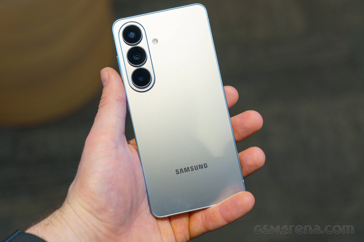 Обзор Samsung Galaxy S26 Ultra, S26 Plus и S26: сравнение и цены в России картинка Смартфон Samsung Galaxy S26 Ultra: ставка на ИИ | DGL.RU