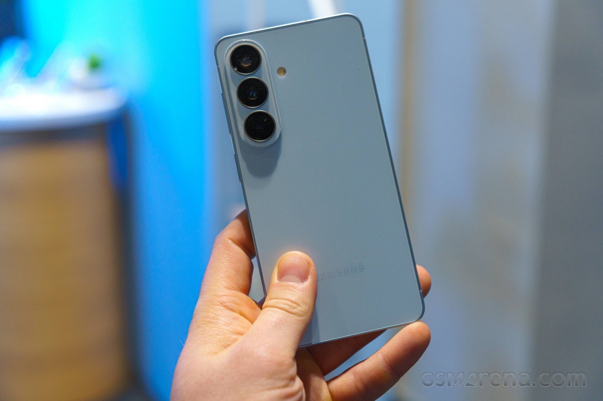 Обзор Samsung Galaxy S26 Ultra, S26 Plus и S26: сравнение и цены в России картинка Смартфон Samsung Galaxy S26 Ultra: ставка на ИИ | DGL.RU