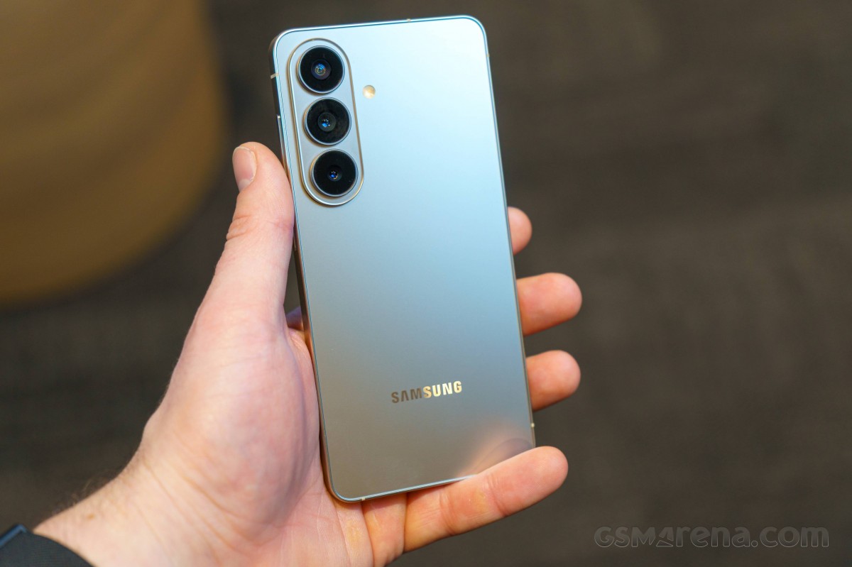 Обзор Samsung Galaxy S26 Ultra, S26 Plus и S26: сравнение и цены в России картинка Смартфон Samsung Galaxy S26 Ultra: ставка на ИИ | DGL.RU