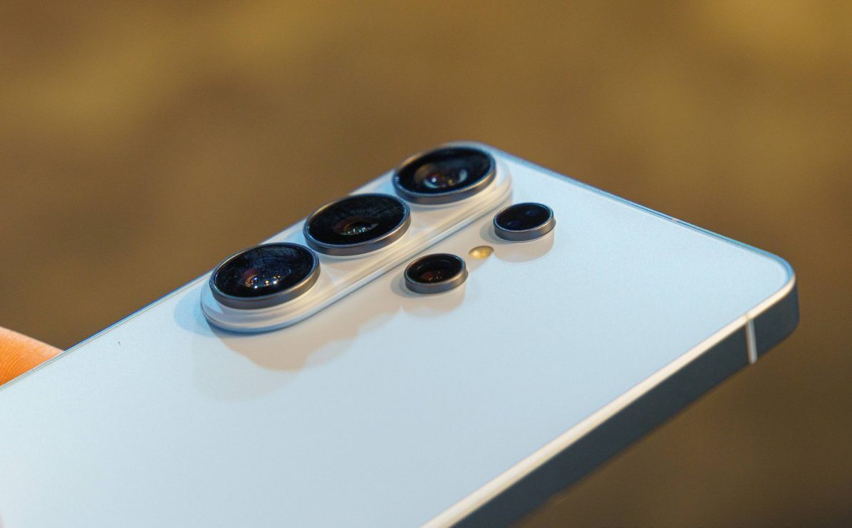 Обзор Samsung Galaxy S26 Ultra, S26 Plus и S26: сравнение и цены в России картинка Смартфон Samsung Galaxy S26 Ultra: ставка на ИИ | DGL.RU