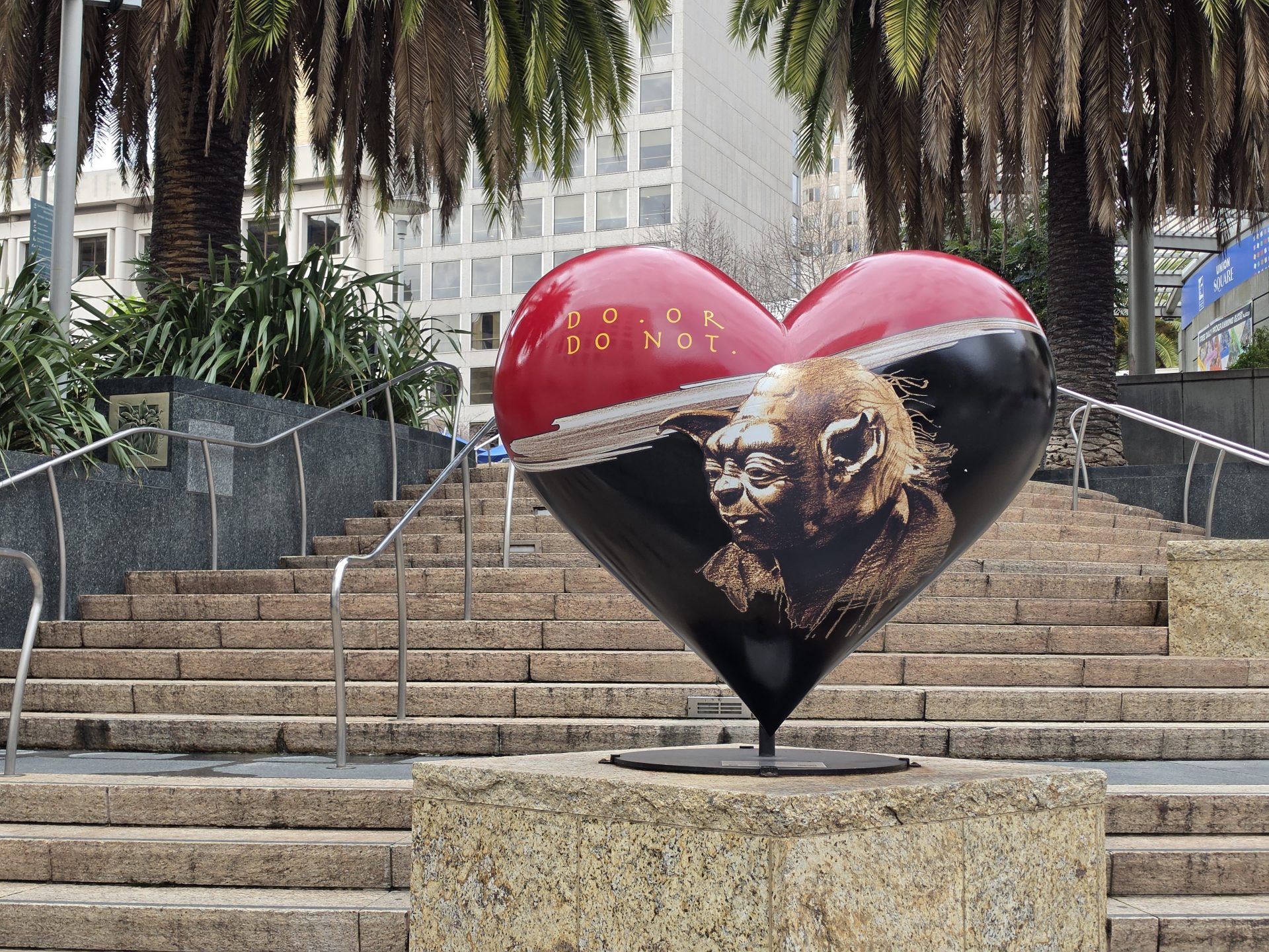 Обзор Samsung Galaxy S26 Ultra, S26 Plus и S26: сравнение и цены в России картинка Смартфон Samsung Galaxy S26 Ultra: ставка на ИИ | DGL.RU