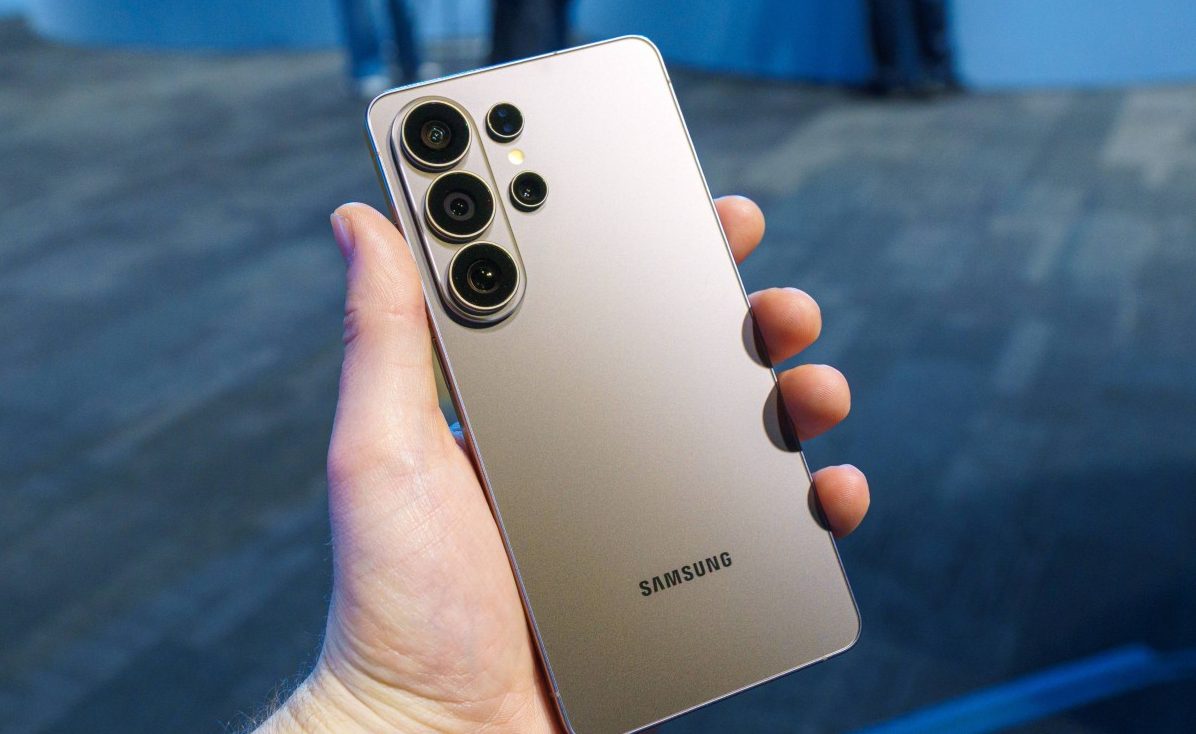 Обзор Samsung Galaxy S26 Ultra, S26 Plus и S26: сравнение и цены в России картинка Смартфон Samsung Galaxy S26 Ultra: ставка на ИИ | DGL.RU