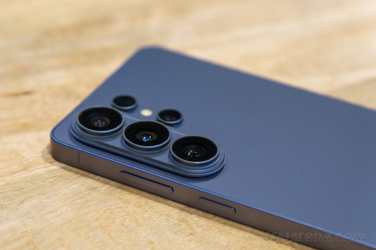 Обзор Samsung Galaxy S26 Ultra, S26 Plus и S26: сравнение и цены в России картинка Смартфон Samsung Galaxy S26 Ultra: ставка на ИИ | DGL.RU