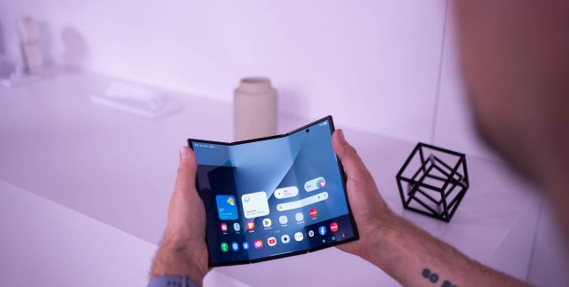 Смартфон Samsung Galaxy Z TriFold внутренние экраны ломаются пугающе быстро Смартфон Samsung Galaxy Z TriFold: сбои экранов | DGL.RU