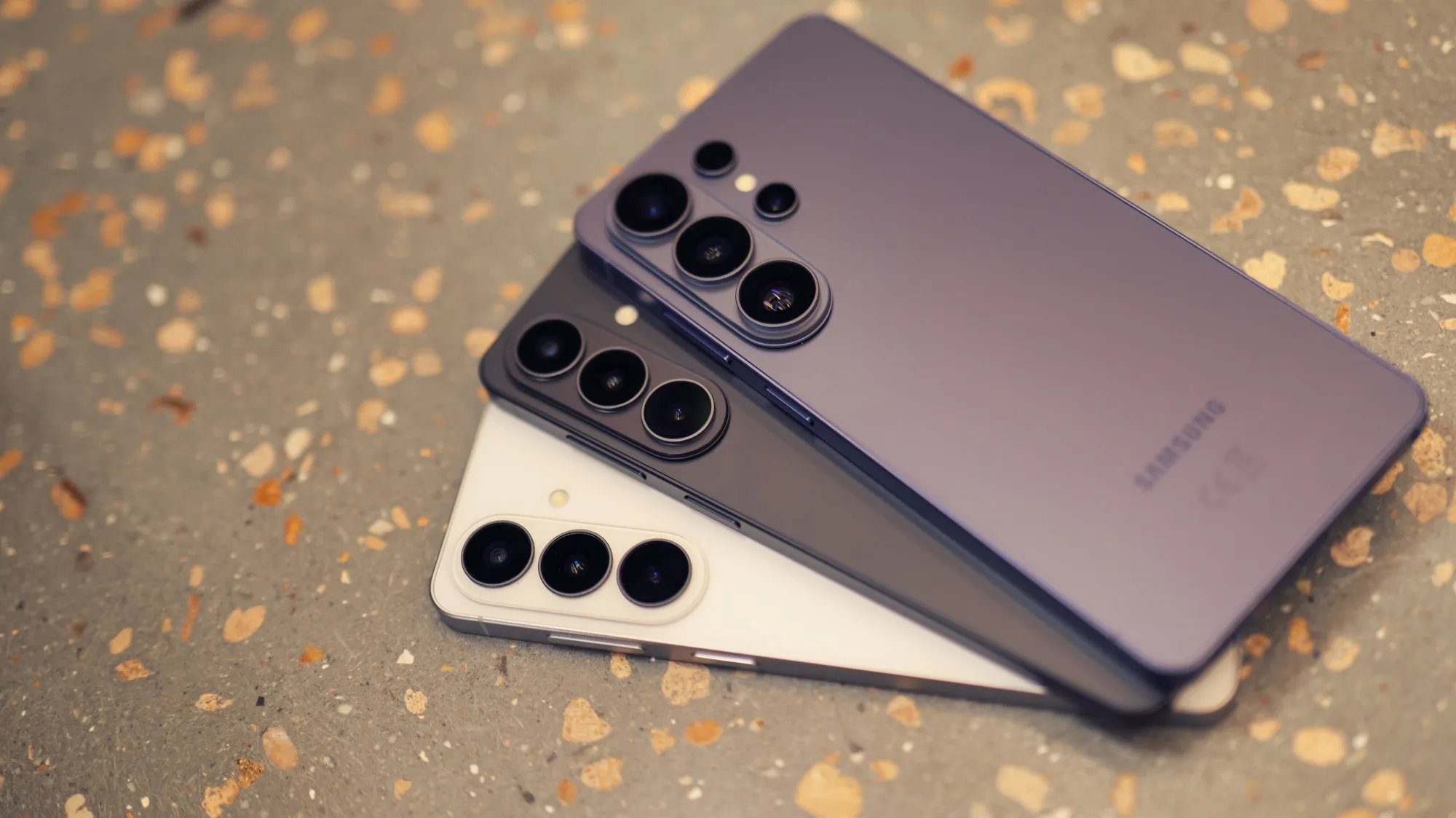 Смартфоны серии Samsung Galaxy S26 остались без магнитной зарядки Qi2: почему компания игнорирует полезную функцию картинка Смартфоны Galaxy S26 без магнитной зарядки | DGL.RU