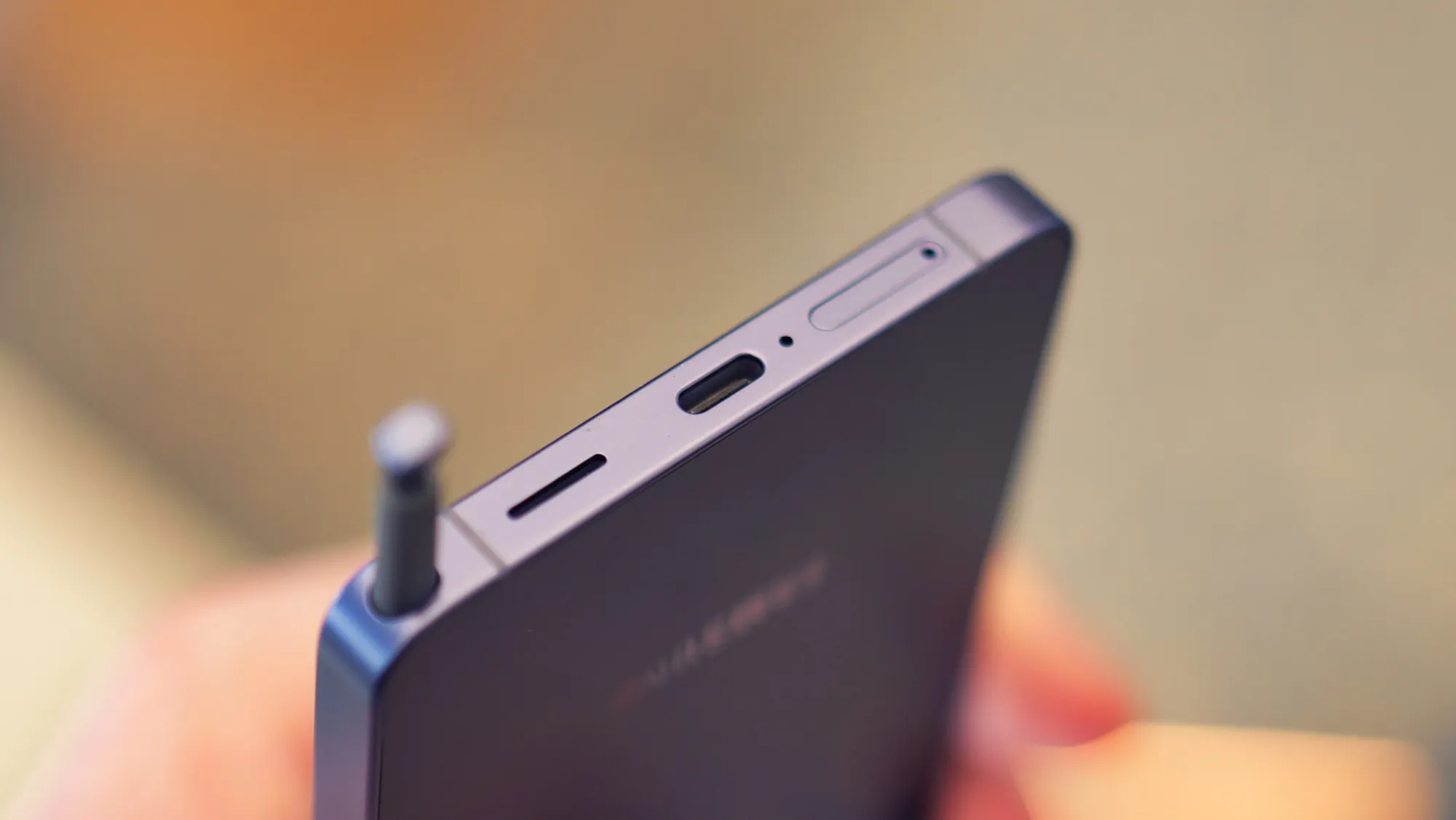 Смартфоны серии Samsung Galaxy S26 остались без магнитной зарядки Qi2: почему компания игнорирует полезную функцию картинка Смартфоны Galaxy S26 без магнитной зарядки | DGL.RU