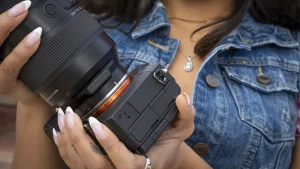 Фокус на расстоянии вытянутой руки: новый аксессуар превращает ваш iPhone в пульт управления объективом