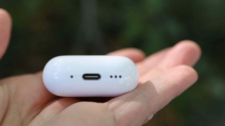 Apple AirPods 4 noise cancelling