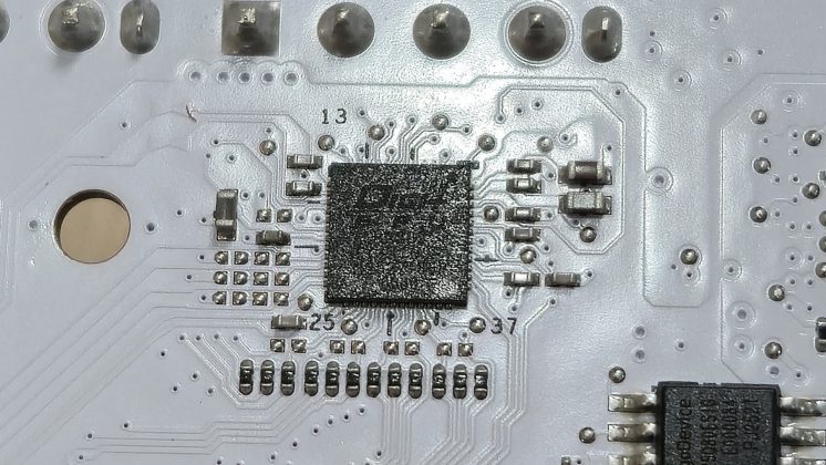 Asus ROG Crosshair X870E Glacial &mdash; плата с LCD | DGL.RU