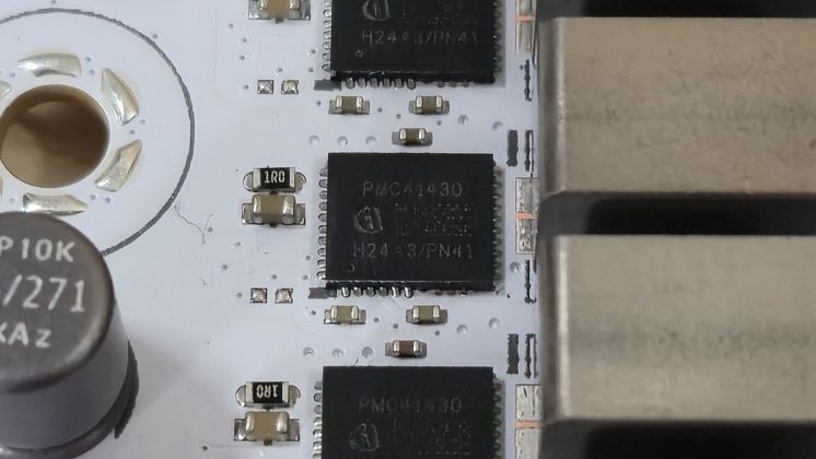 Asus ROG Crosshair X870E Glacial &mdash; плата с LCD | DGL.RU