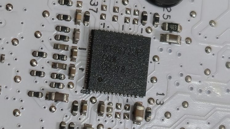 Asus ROG Crosshair X870E Glacial &mdash; плата с LCD | DGL.RU