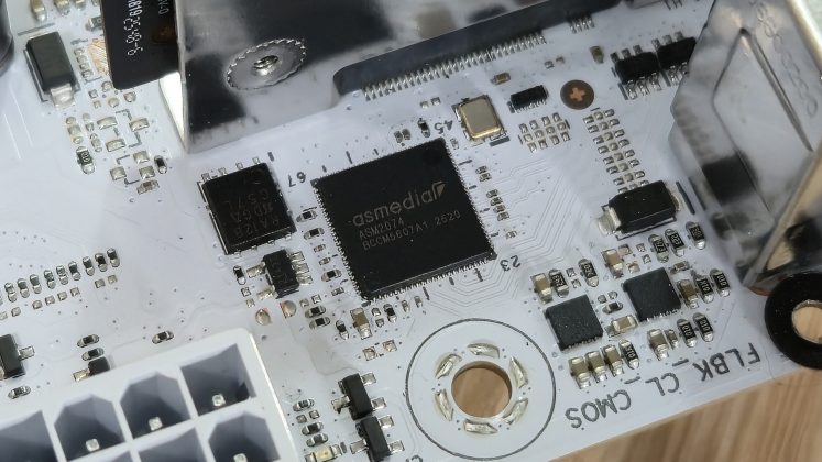 Asus ROG Crosshair X870E Glacial &mdash; плата с LCD | DGL.RU