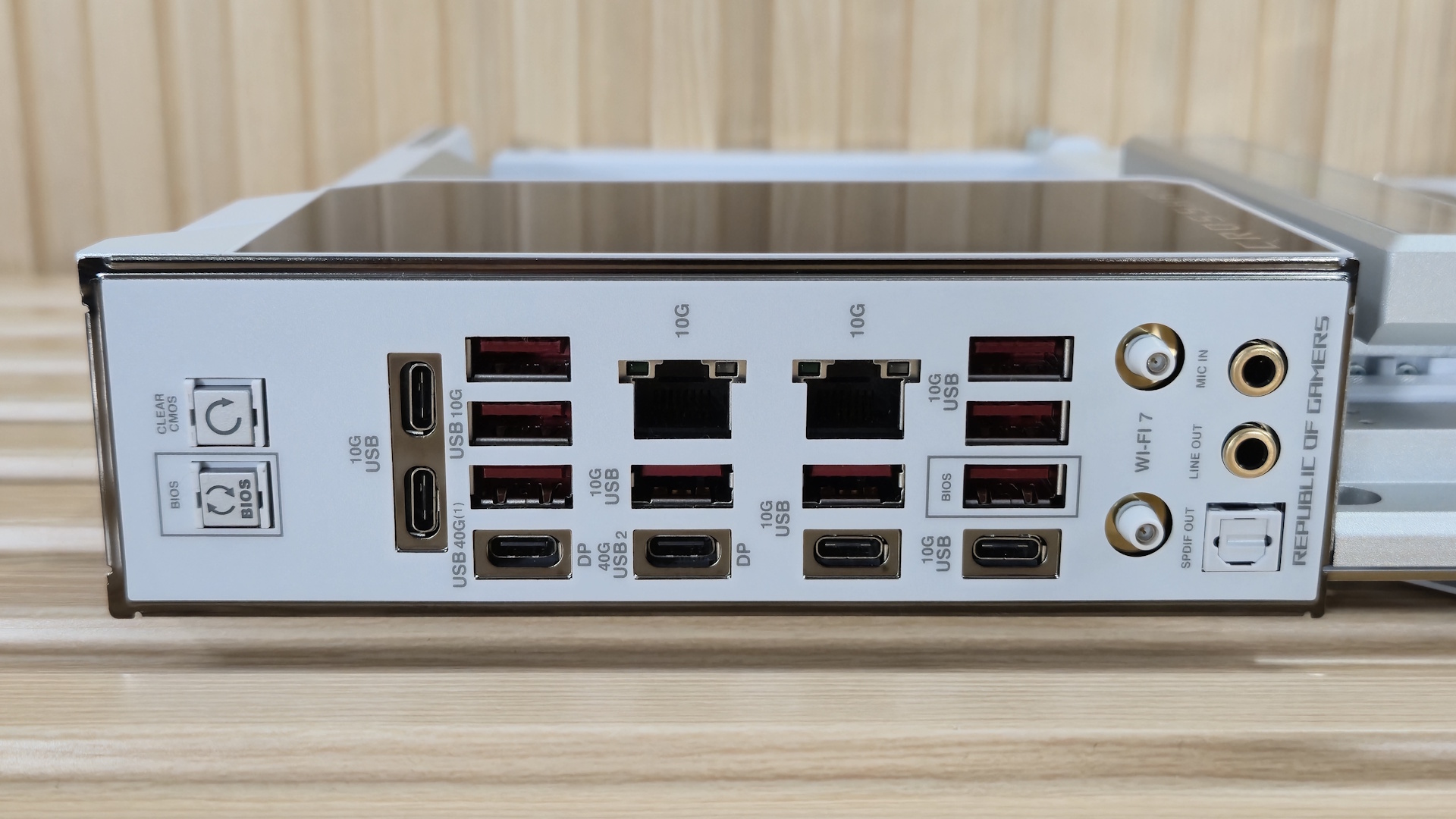 Asus ROG Crosshair X870E Glacial — плата с LCD | DGL.RU