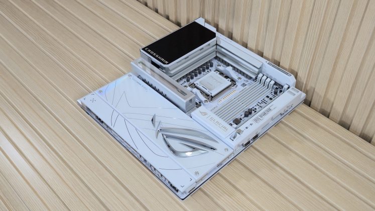 Asus ROG Crosshair X870E Glacial &mdash; плата с LCD | DGL.RU