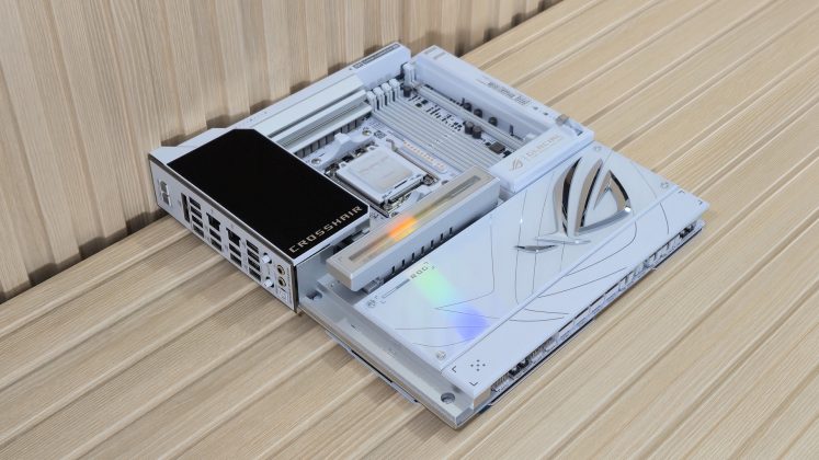 Asus ROG Crosshair X870E Glacial &mdash; плата с LCD | DGL.RU