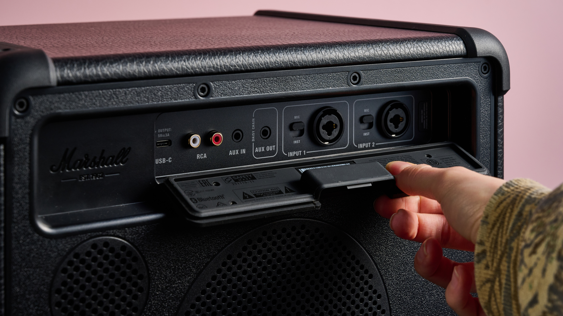 Обзор Marshall Bromley 450 - захватывающий звук и караоке картинка Bluetooth-колонка Marshall Bromley 450 | DGL.RU