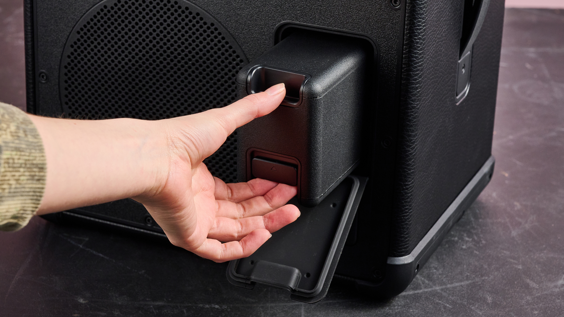 Обзор Marshall Bromley 450 - захватывающий звук и караоке картинка Bluetooth-колонка Marshall Bromley 450 | DGL.RU