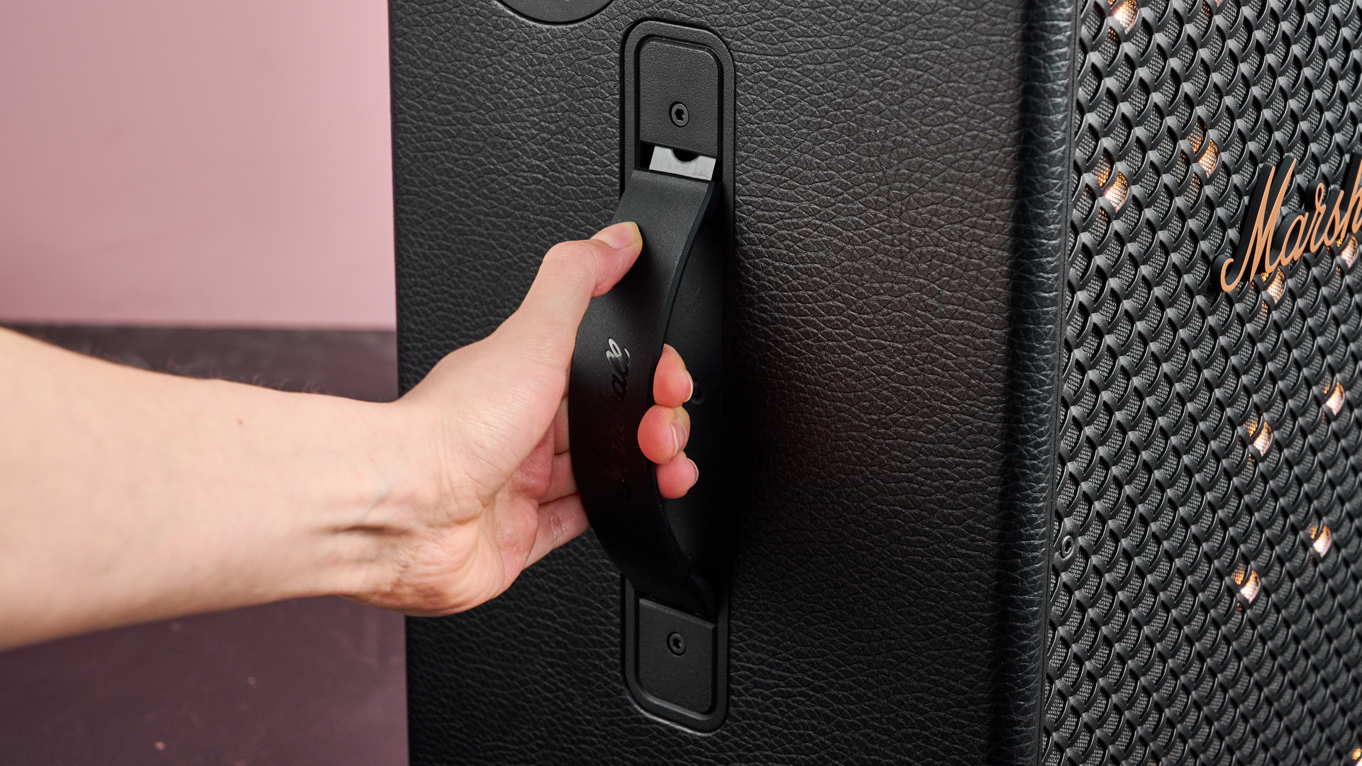 Обзор Marshall Bromley 450 - захватывающий звук и караоке картинка Bluetooth-колонка Marshall Bromley 450 | DGL.RU