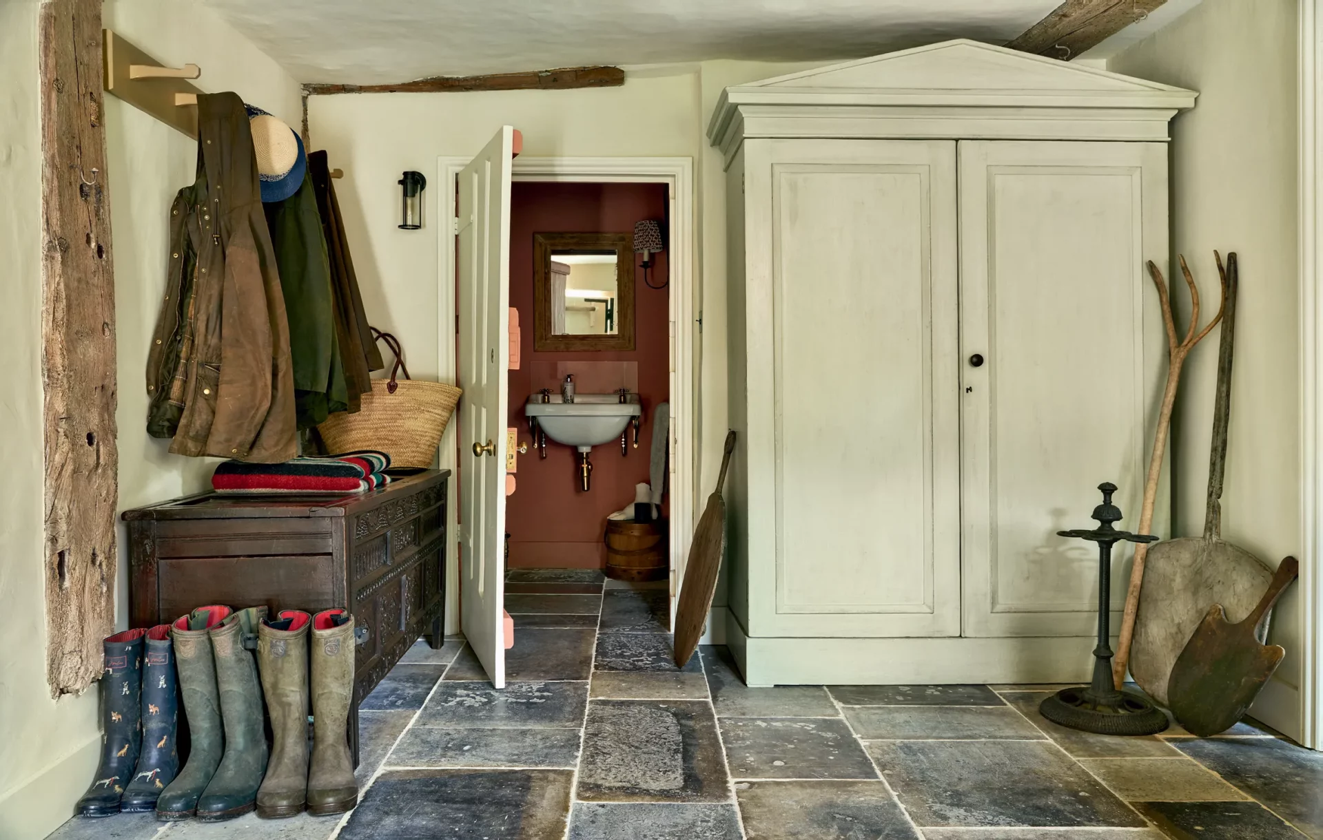 Дизайн прихожей: лучшие идеи для «грязной» зоны и советы по хранению вещей картинка Дизайн прихожей: советы по хранению вещей | DGL.RU