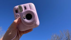 Обзор Fujifilm Instax Mini 13 в Москве: недорогая моментальная фотокамера 