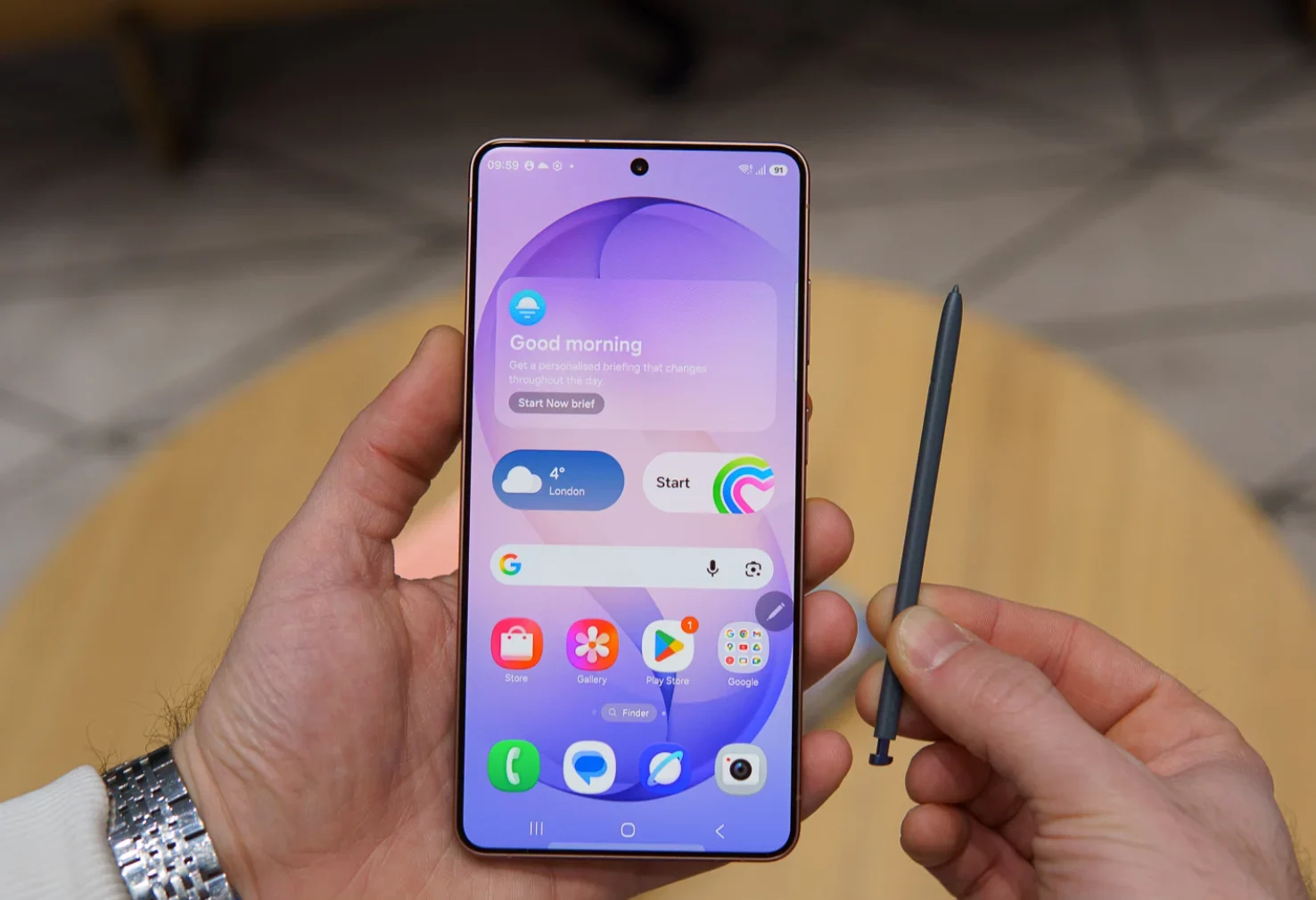 Дороже айфона, слабее бюджетника: в России Galaxy S26 станет памятником жадности Samsung картинка Дороже айфона, слабее бюджетника: Почему в России базовый Galaxy S26 станет памятником жадности Samsung