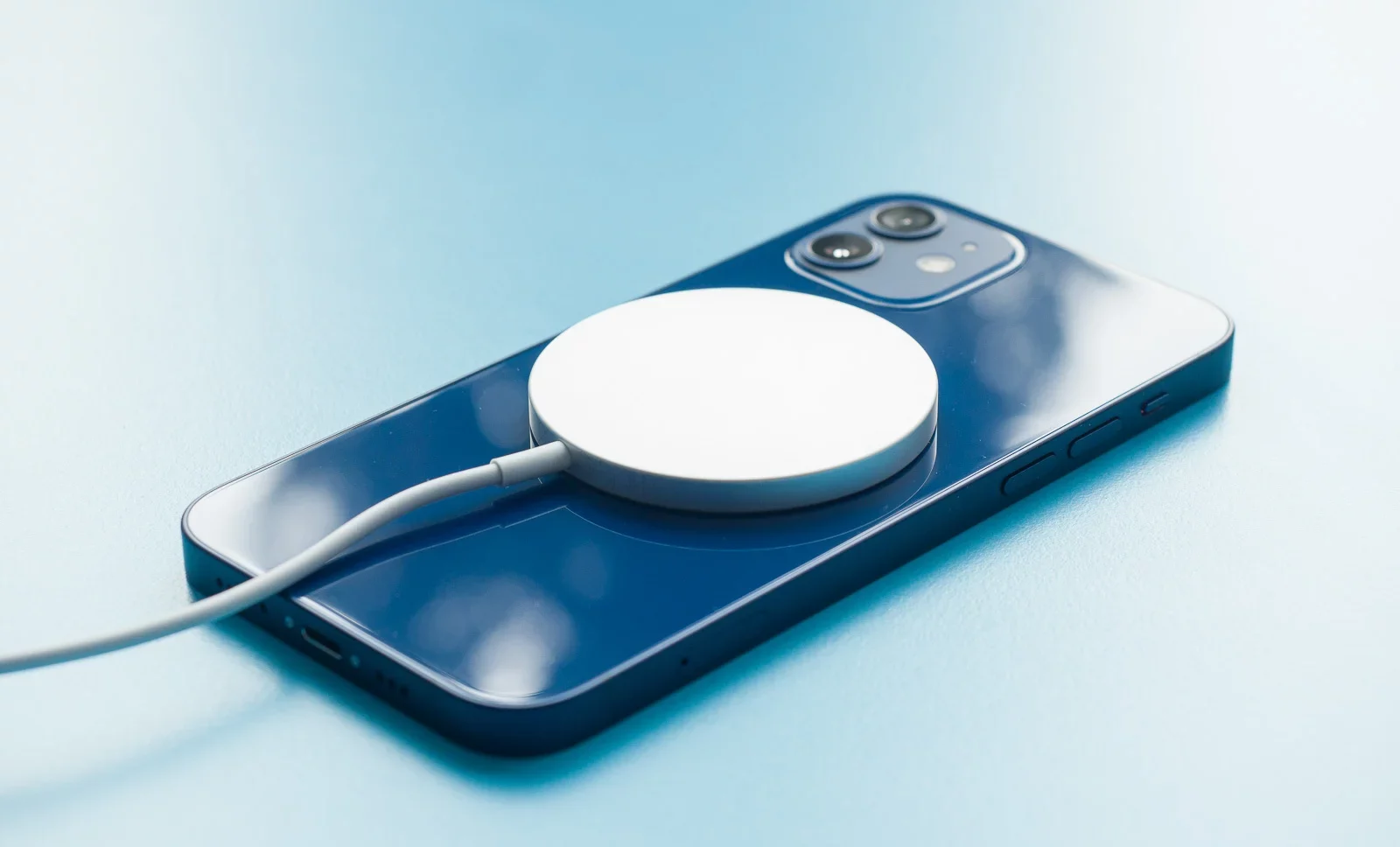 Galaxy S26 в РФ: телефон по параллельному импорту, аксессуары — по цене золотого слитка картинка Новые аксессуары для зарядки — та же проблема с завышенной ценой. Вот как я вижу Galaxy S26