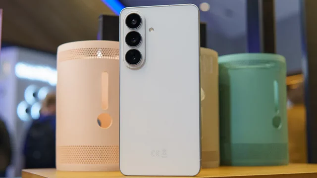 Дороже айфона, слабее бюджетника: Почему в России базовый Galaxy S26 станет памятником жадности Samsung Дороже айфона, слабее бюджетника: Почему в России базовый Galaxy S26 станет памятником жадности Samsung